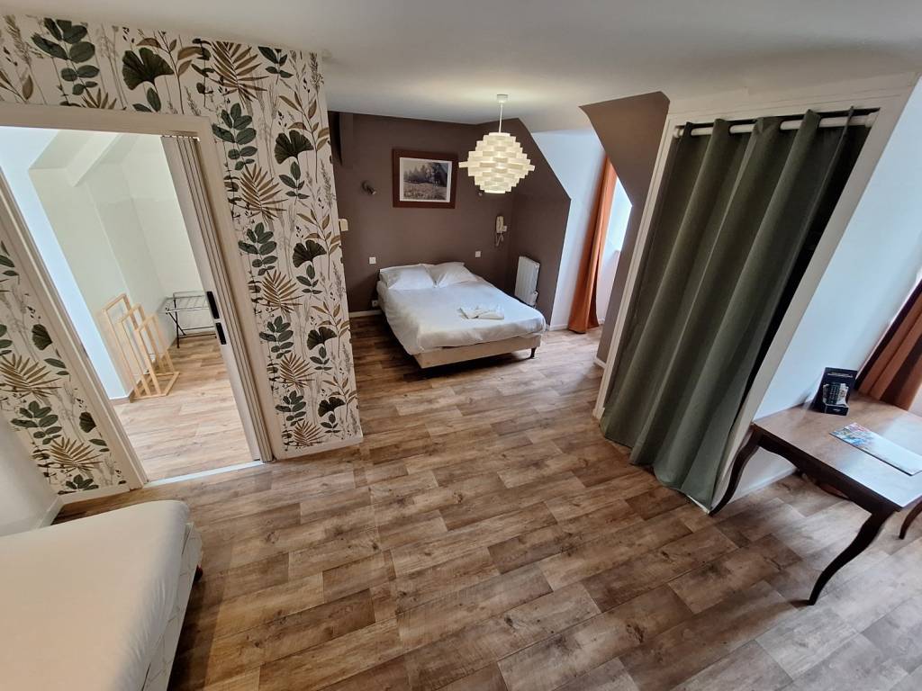 Chambre standard triple de l'hôtel du Lac à Combourg